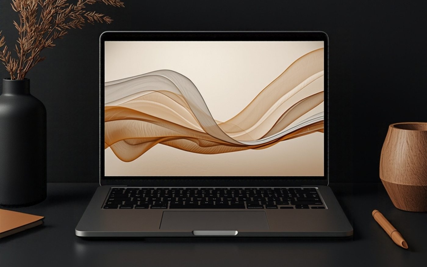 Laptop sobre un escritorio oscuro con un fondo de ondas doradas
