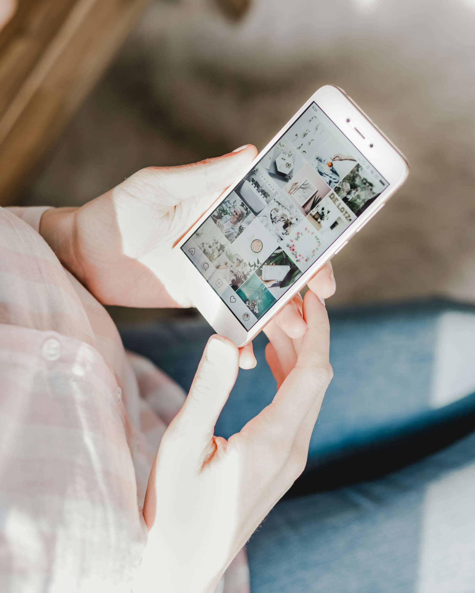 Persona revisando un feed de redes sociales en su teléfono